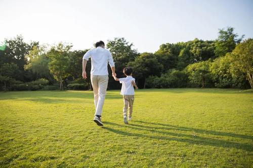 護理多動癥孩子的最好方法就是陪伴孩子